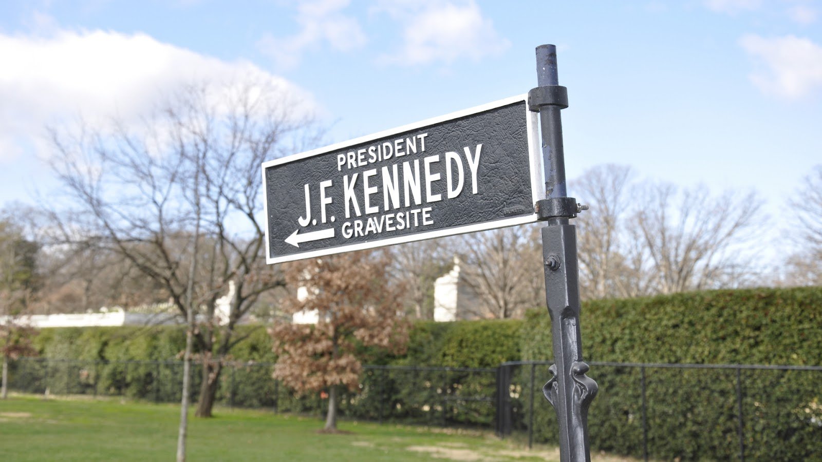 A sign pointing towards JFK's grave
